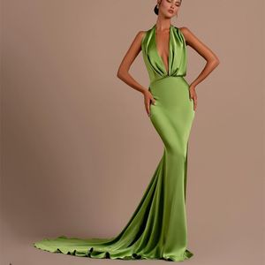 Sexy lange groene avondjurken met V-hals, zeemeermin mouwloos satijn, geplooide rechter sleep, rugloze galajurken voor dames