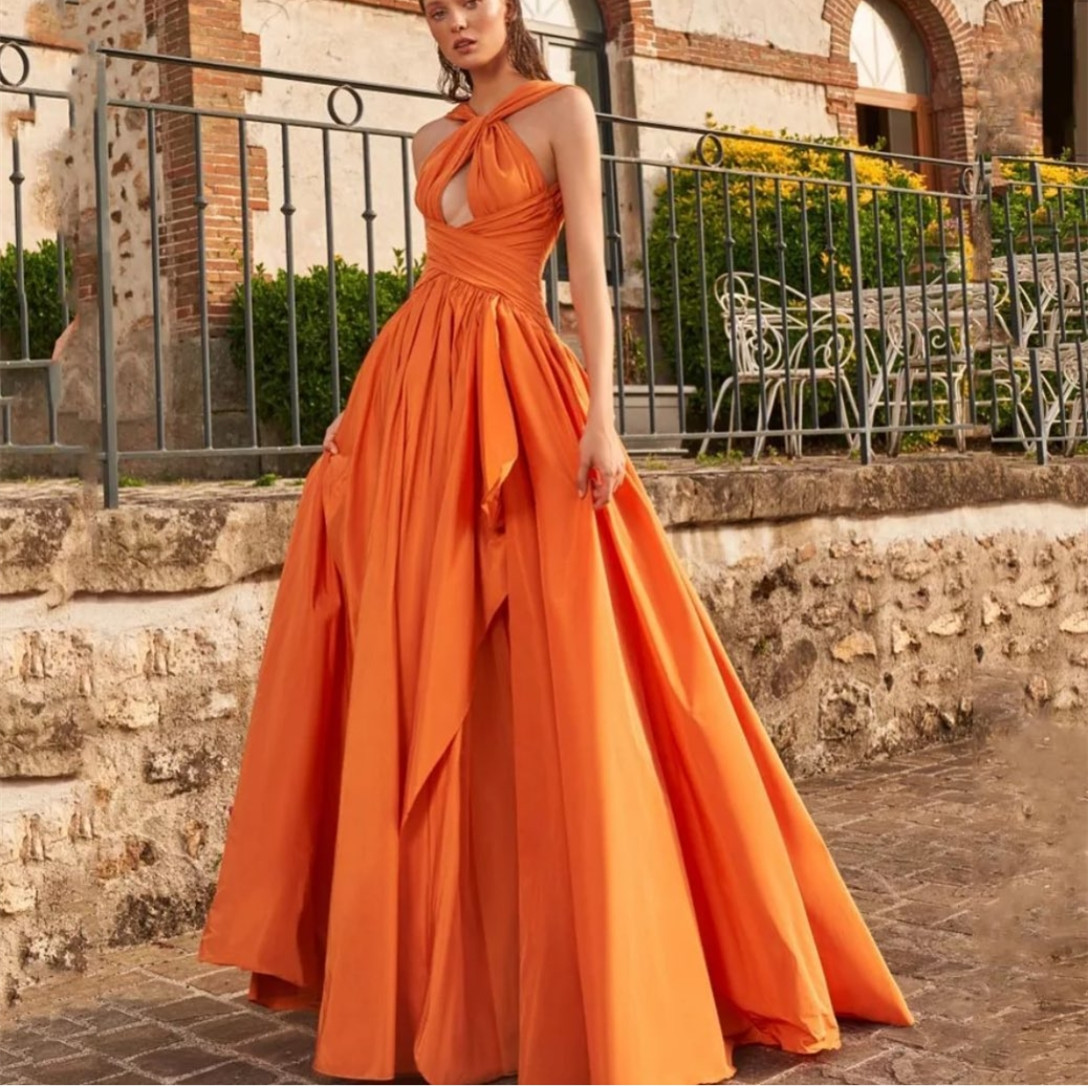 Sexig lång veckad orange taffeta promklänningar med fickor a-line golvlängd halter hals blixtlås tillbaka balklänningar för kvinnor