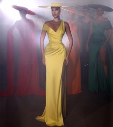 Robes de soirée à col en v à col jaune sexy avec sirat à fente satin plissé watteau train zipper robes de bal de bal pour femmes