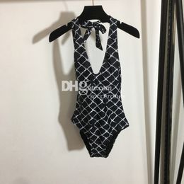 Sexy cintura baja para mujer Bikinis Diseñadores Traje de baño sin espalda Carta de lujo Impreso Acolchado Halter Trajes de baño Playa Traje de neopreno