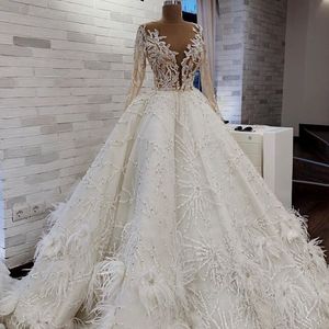 Robes de mariée de plumes de luxe sexy pure bijou cou perles dentelle appliques robe de novia élégant à manches longues robe de mariée princesse de Dubaï