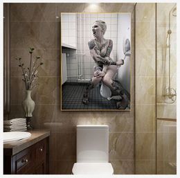 Sexy man en vrouw zitten in een toiletposter afdruk zwarte blanke vrouw rook en drink in badkamer canvas schilderen van het Noordse huisdecoratie