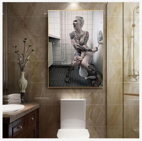 L'homme et la femme sexy s'assoient dans une affiche de toilette imprimé noir blanc femme fumée et boisson dans la toile de salle de bain peinture nordique décoration intérieure