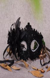 Máscaras de disfraces sexy Máscaras de Halloween nupciales de encaje blanco y negro Máscara veneciana de media cara para fiesta de cosplay de Navidad Máscaras para los ojos CPA9177199091