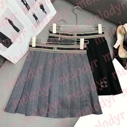 Mini jupe Sexy avec lettres imprimées pour femmes, robe plissée de styliste brodée, jupes trapèze d'université