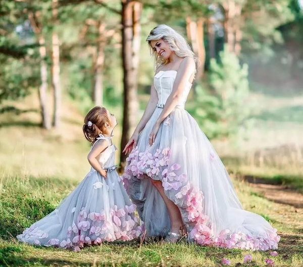 Madre e hija sexy Vestidos de noche Tul gris 3D Flores rosadas Sin tirantes Alto Bajo Longitud Tallas grandes Vestido de fiesta árabe Vestidos de fiesta formales