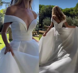 Sexy fuera del hombro Una línea Vestidos de novia Boho Garden Sencillo Satén blanco Segunda recepción Vestidos de novia Botones Volver Corte Tren Novia Robes de Mariee CL2196