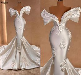 Vestidos de novia de sirena árabe de Dubai sexy con hombros descubiertos Satén de marfil Flores 3D Vestidos de novia elegantes de encaje Vestidos de novia con pliegues delgados y acampanados CL3241