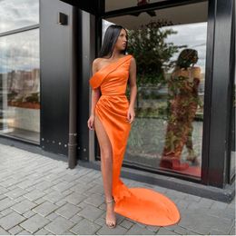 Sexy oranje lang prom -jurken plooien satijn een schouder hoge spleet maxi dames hondelijk feest formele jurken voor prom