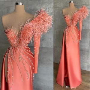 Sexy Prom 2022 Robes Perles de cristal de plumes One épaule manches longues côté partage de sol en satin Longueur sirène Serme Robes de fête