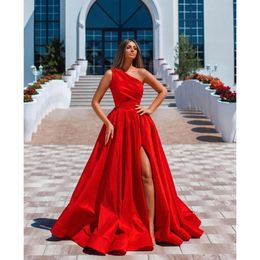 Sexy rode avondjurken 2021 met Dubai formele jurken feest prom jurk Arabisch Midden -Oosten een schouder hoge split op maat gemaakt 0509