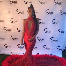 Sexy rouge plume sirène 2019 robes de bal dos nu licou dentelle applique plus la taille filles noires africaine arabe formelle robes de soirée