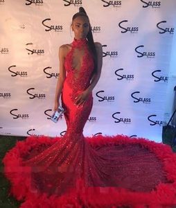 Sexy Red Feather Mermaid 2K19 Vestidos de baile 2022 Backless Halter Vintage Lace Plus Size Black Girls Vestido de fiesta de noche formal árabe africano