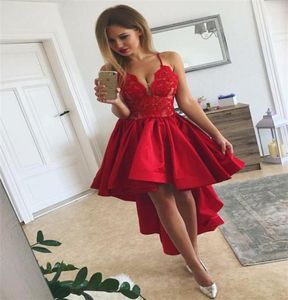 Sexy rood kort prom -jurken Backless Spaghetti -riem Een lijn kanten satijn goedkope Homecoming Party Jurken 2019 Custom Made Occasy DRES1618050