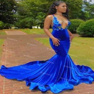Sexy Royal Blue Mermaid Prom Dress voor Black Girls Elegante v-hals backless lange fluwelen avondjurken met trein 2021 kant bloemen formele feestjurken gewaad de soiree
