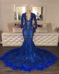 African Sexy Manches longues Mermaid Robes de bal 2022 Col V Royal Blue Glitter Saisré Filles Black Filles Feather Soirée Robe de la soirée Robe de pageant