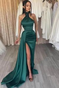 Vestidos de noche largos con vaina sexy Cuello halter con cuentas Peplum Side Split Encantador vestido de fiesta de satén verde cazador Vestidos simples sin mangas para ocasiones especiales