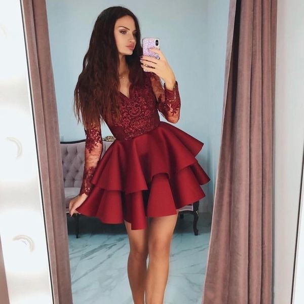 Sexy courte mini rouge foncé bordeaux robes de cocktail col en V dentelle appliques perlées manches longues volants à plusieurs niveaux robe de soirée robes de bal