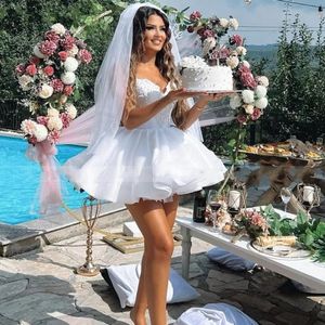 Sexy korte trouwjurk zomer strand mini bruidsjurk liefje spaghetti rugloze kanten applique wit vestidos de novia formele feestkleding