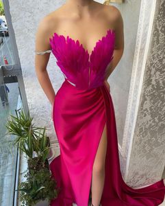 Sexy Side Split Plumes Robes De Bal Avec Peplum Train Fuchsia Longue Gaine Élégante Une Épaule Formelle Robes De Soirée Chérie Sans Manches Occasion Spéciale Robe