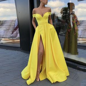 Sexy eenvoudige gele avondjurken met zakken A-lijn V-hals uit schouder hoge spleet islamitische Dubai Saoedi-Arabische lange elegante prom jurk
