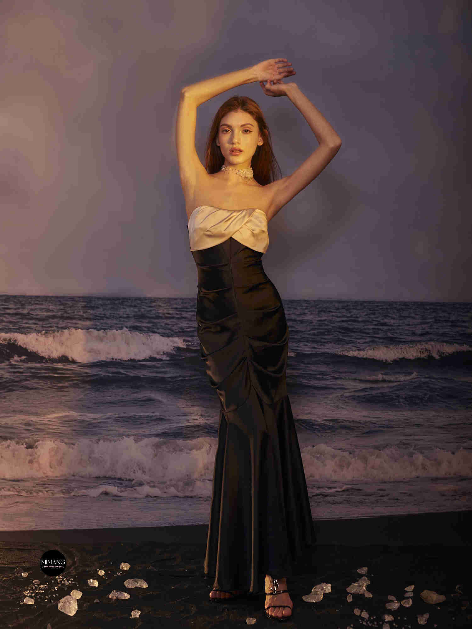 Sexy Slim Fit Satin Meerjungfrau Kleid Abendkleid Schwarz -weißes langes Kleid trägerloses Kleid