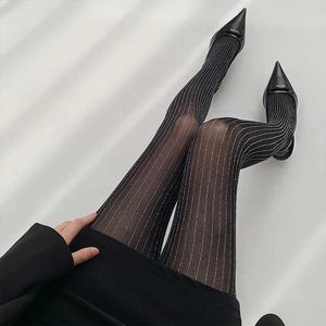 Chaussettes sexy à ajustement serré pour femmes en argent de luxe hauts bornes cantyhose sous-vêtements sexy slim baisses longues bas pour femmes collants serrés Q240427