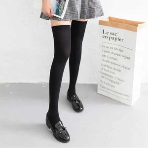 Chaussettes sexy bases noirs blancs pour femmes mignonnes étudiants cuisses hautes chaussettes à allongeur