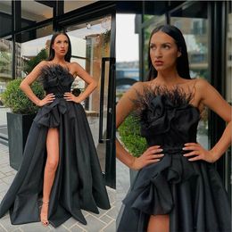 Sexy gesplitste zwarte prom -jurken strapless vlekken een lijn veer formele feestavond cocktailjurk sweep trein hoge lage jurken