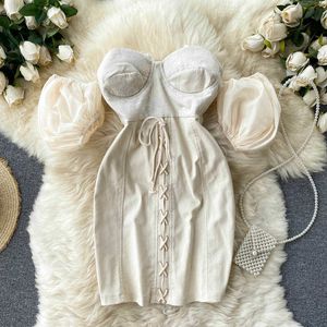 Sexy sans bretelles moulante mini robe femmes été beige cordon de serrage épaule manches bouffantes taille haute fête robes femme 2021 Y0603