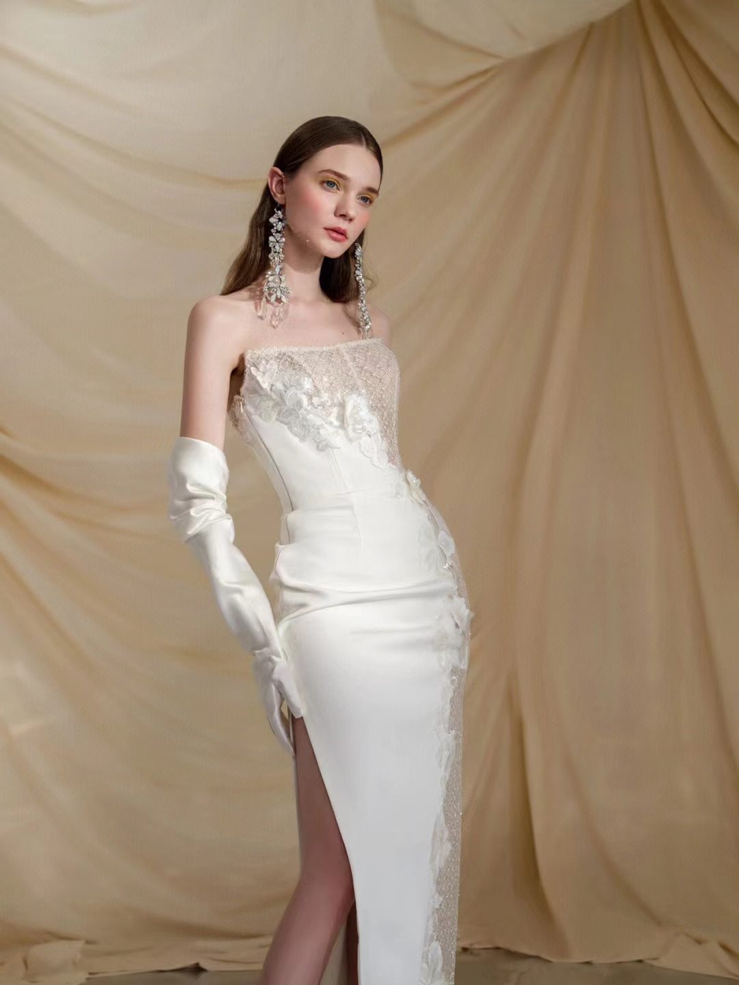 Nowa suknia ślubna seksowna satynowa bez ramiączek koronkowe białe kwiaty noszone rękawiczki WM016