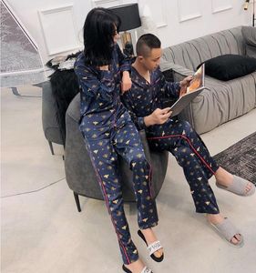 Sexy Sweet Bee Couples Sleepwear Pyjamas Sets Femmes and Men Spring Korean Ice Silk Quality Man manches longues Pajamas Y2007132691099140071