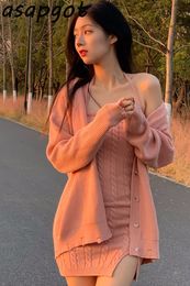Sexy strakke roze spaghetti band gebreide jurk mini Koreaanse chique v-hals bladerdeeg mouw gescheurde trui single-breasted vest jack 210429