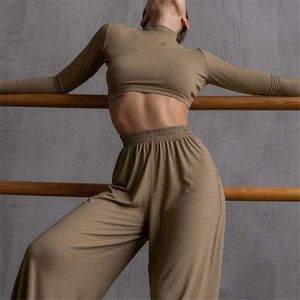 Sexy Tweedelige Set Dames Skinny Turtleneck Lange Mouwen Cropped Top en Elastische Wide Leg Pant Pak Elegant Vrouwelijk Solid Trainingspak 211116