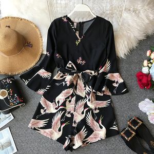 Sexy V-hals rood-bekroonde kraan print vrouwen playsuit romper flare mouw sjerp riem wijd-been korte vakantie jumpsuits zomer algemene 210416