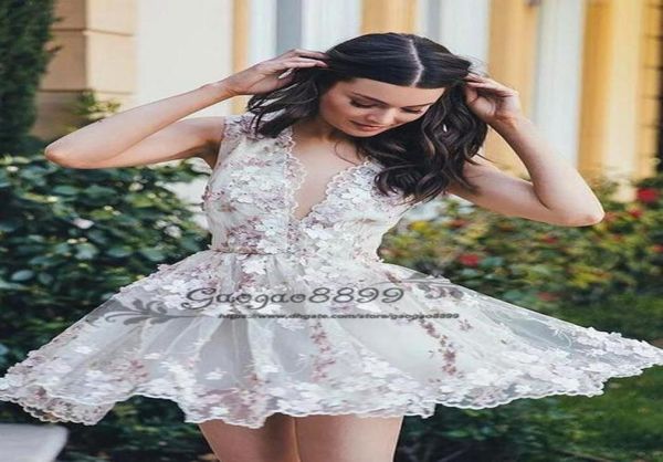 Robes de retour à la maison Sexy V Neck 2019 2019 Aline Chic 3D Lace Floral Graduation Cocktail Robes Custom Made Tulle Saudi Prom saoudien 1647208