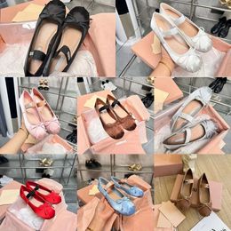 Sexy Walk Loafer Gift Training Shoe Men Femme Lovely Ballet Flat Shoes Dance Shoe Silk Sandal Cuir en cuir satin de luxe Robe d'été décontractée