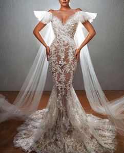 Robes De Mariée Sexy Sans Manches Col En V Capes Paillettes Appliques Dentelle 3D Creux Robes Formelles Perles Perlées Robes De Mariée Plus La Taille Balayage Train Robe De Novia