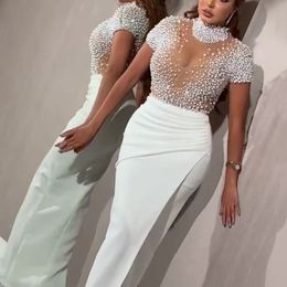 Robes blanches sexy couches hautes manches courtes perles perles illusion robe de soirée gaine divisée robes de bal