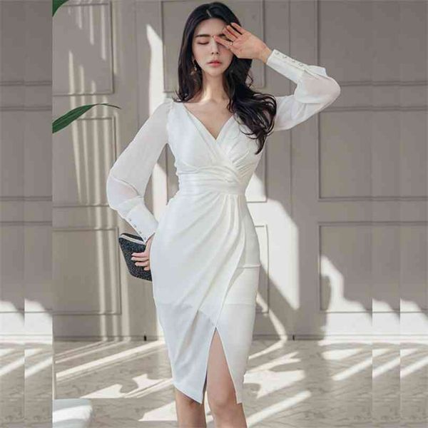 Sexy blanc dames coréennes tombent à manches longues col en v bureau mdii robe de soirée serrée pour les femmes vêtements de porcelaine 210602