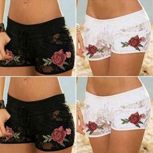 Sexy vrouw elastische bloem shorts transparant roos voor zomer kant holle polyester materiaal mode denim shorts vrouwen low y220417