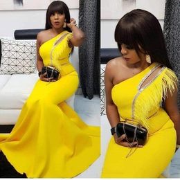 Sexy Yellow Feather One Shoulder South African Prom Evening Formal Vestidos elegantes 2020 Mermaid Satin Black Girls Party Celebrity Dress Long