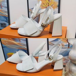Shake-sandalen Wit lakleren sandaal hoge hakken 2023 populair bovenwerk met ton-sur-ton kenmerkende accessoires vierkante sandalen party strand sandaal hak