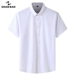 SHAN BAO Verano Ligero Estiramiento Suelto Camisa de manga corta Marca clásica Negocios Casual Oficina Hombres Camisa blanca pura 210531