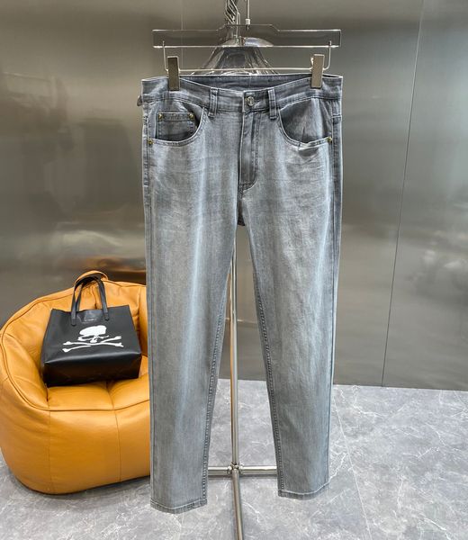 Compartir el sabor y el valor de los últimos mostradores de jeans en otoño en otoño e invierno jeans v v