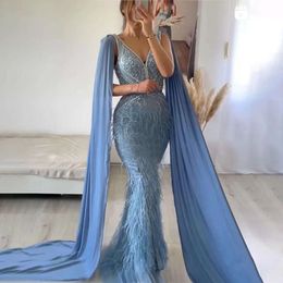 Sharon a déclaré que les plumes de luxe robe de soirée sirène bleue avec des manches de capes de bal robes de bal perlé pour femmes fête pour femmes