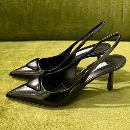 Sandales pointues pour femmes en Europe et en Amérique, nouveaux talons hauts à boucle triangulaire pour femmes, polyvalents pour femmes et tendance de chaussures simples pour femmes à coupe peu profonde