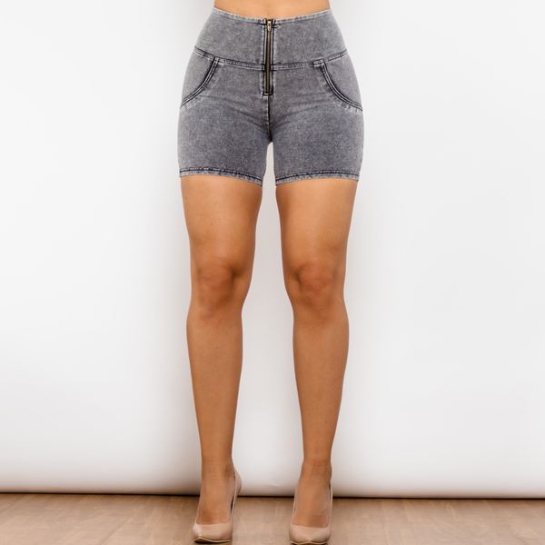 Pantalones cortos de mezclilla Shascullfites a la moda, pantalones cortos ajustados de cintura alta elásticos de cuatro maneras de color gris descolorido para mujer de verano