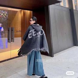 Sjaals Designer Counter Dezelfde stijl Jacquard Letter Kwastje Kasjmier Cape met capuchon Romeinse geruite wol Live Coat YHXP