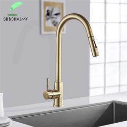 SHBSHAIMY Nickle Gold Grifos de cocina Acero inoxidable Pull Down Stream Pulverizador Montaje en cubierta Fregadero de agua Grifos Negro Cepillado 211108